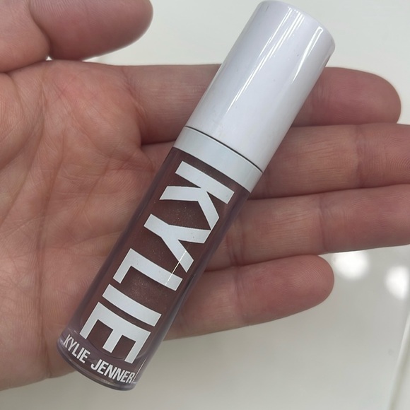 Kylie Jenner Plumping Gloss - Picture 2 of 7